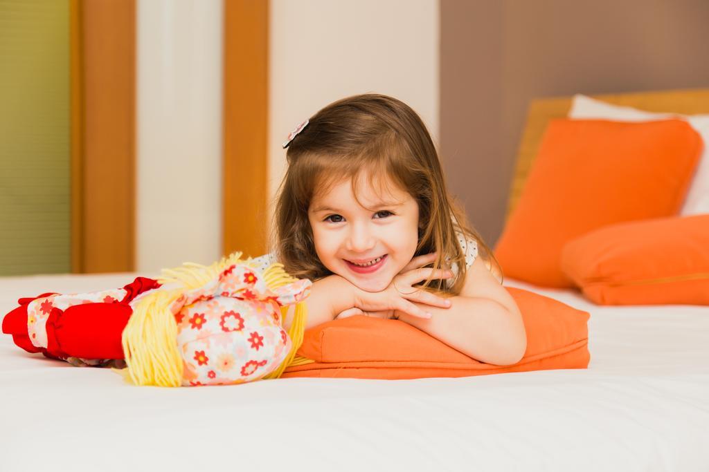 Quarto Duplo Superior com 1 Cama de Casal e Sofá